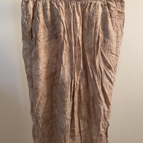 Divided Leaf Printed Pants 4 - Picture 4 of 6